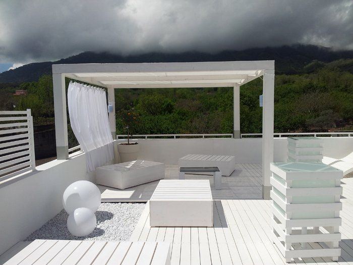 attico con arredi di design bianchi in legno