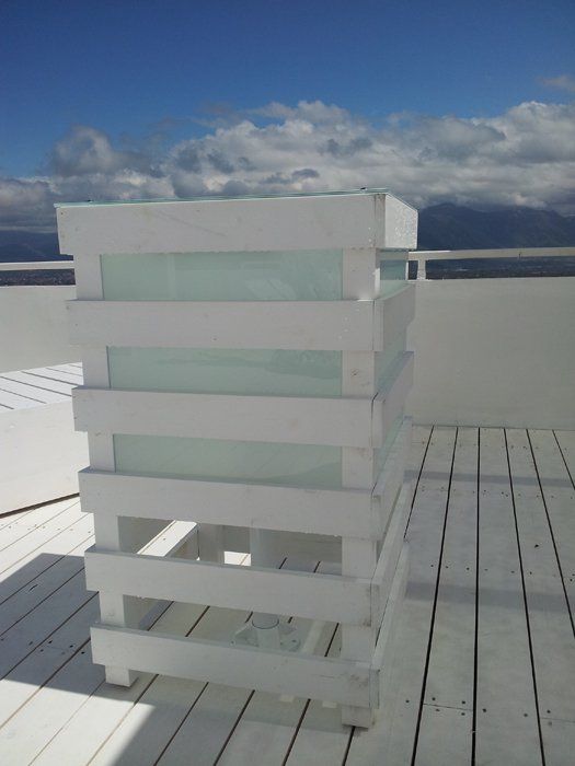 tavolino bianco in legno e vetro