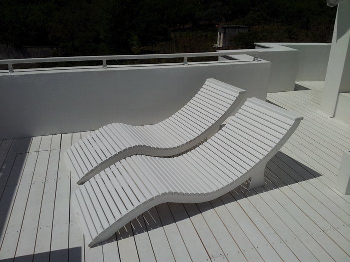 due sdraio bianche in legno