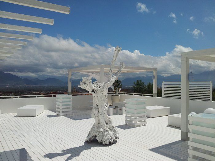 attico con arredi bianchi in legno