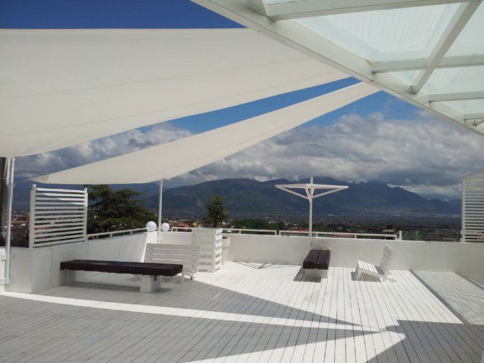 terrazza con pavimento a travi bianche in legno