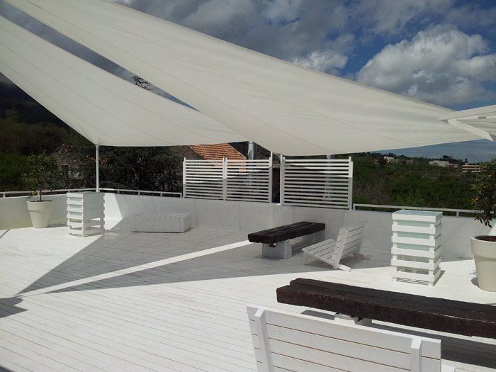 terrazza con frangisole bianchi in legno
