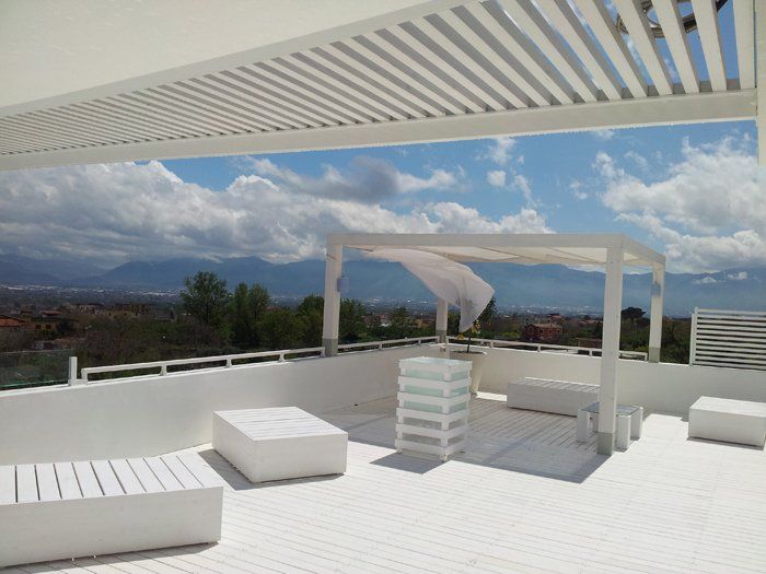 terrazza con copertura, tettoia e pavimentazione bianche in legno