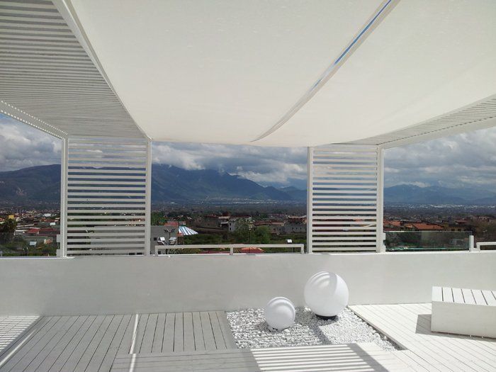 terrazza con pavimentazione bianca in legno