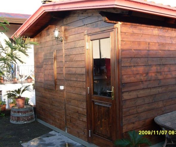 bungalow in legno con maniglia dorata