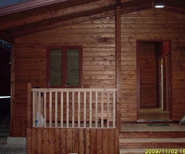 bungalow in legno con scale e ringhiera