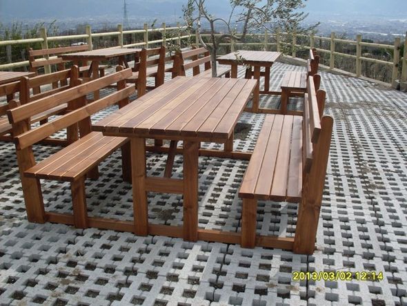 panchine e tavoli da giardino in legno