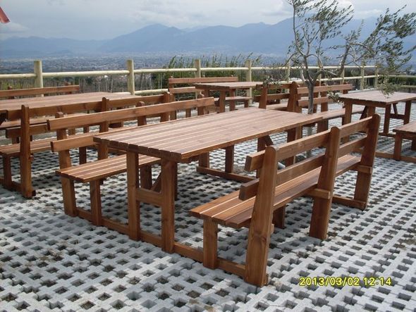 tavoli e panchine da giardino in legno