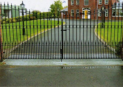 METAL GATES
