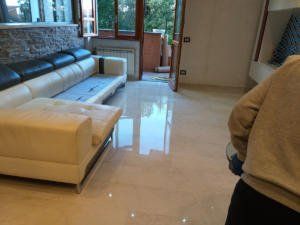 pulizia di pavimento in marmo