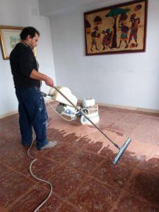 pulizia di pavimenti in maiolica