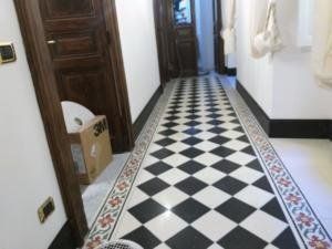 levigatura di pavimenti decorati in marmo