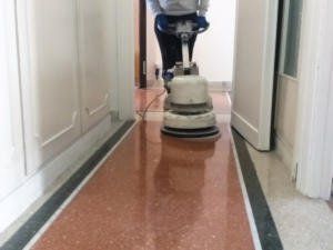 levigatura di pavimenti in marmo