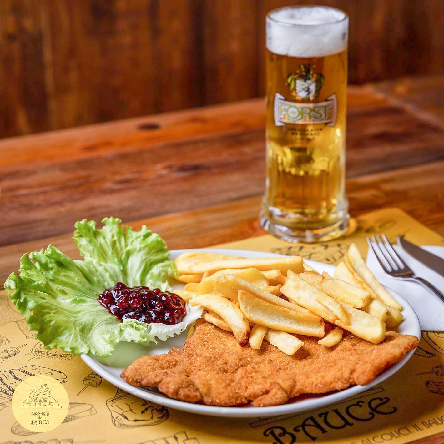 secondo piatto, cotoletta e patatine con birra alla spina