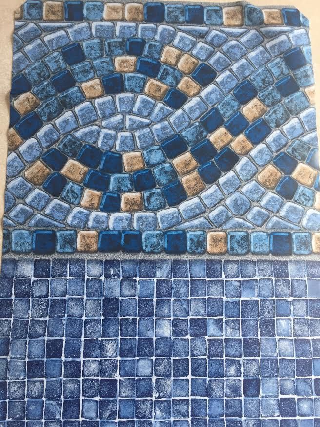 Un gros plan d'un mur de carreaux de mosaïque bleu et or.