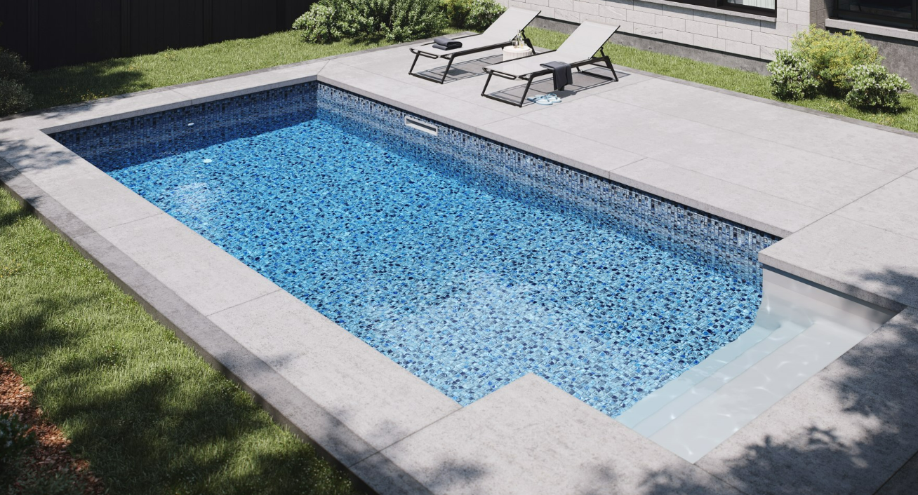 Une grande piscine est entourée d'un patio en briques et de chaises.