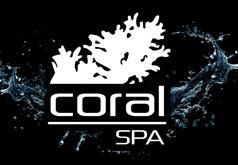 Le logo du Coral Spa est un corail blanc sur fond noir avec de l'eau qui éclabousse autour.