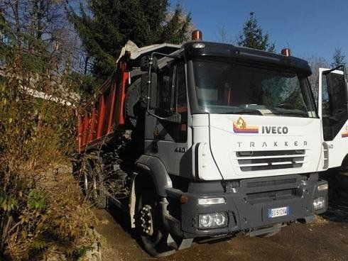Mezzo pesante Iveco per scavi per fondamenta a Como