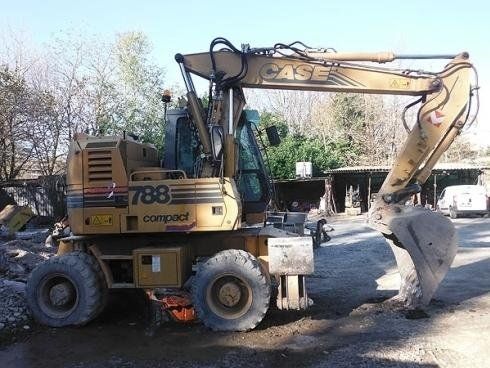 Escavatore per scavi per fondamenta a Como