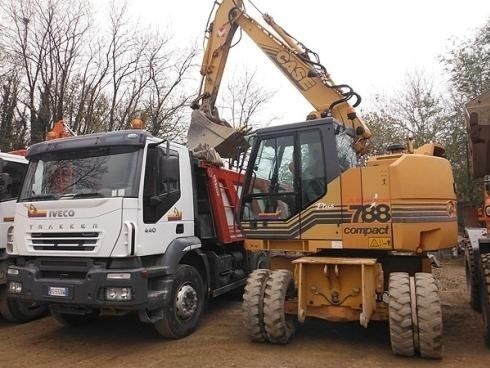 Parco mezzi per scavi per fondamenta a Como