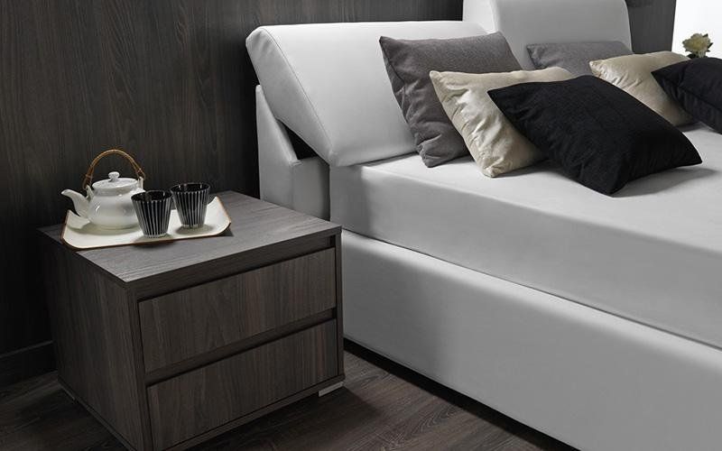 Letto e comodino in stile moderno