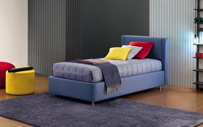 cameretta con letto blu