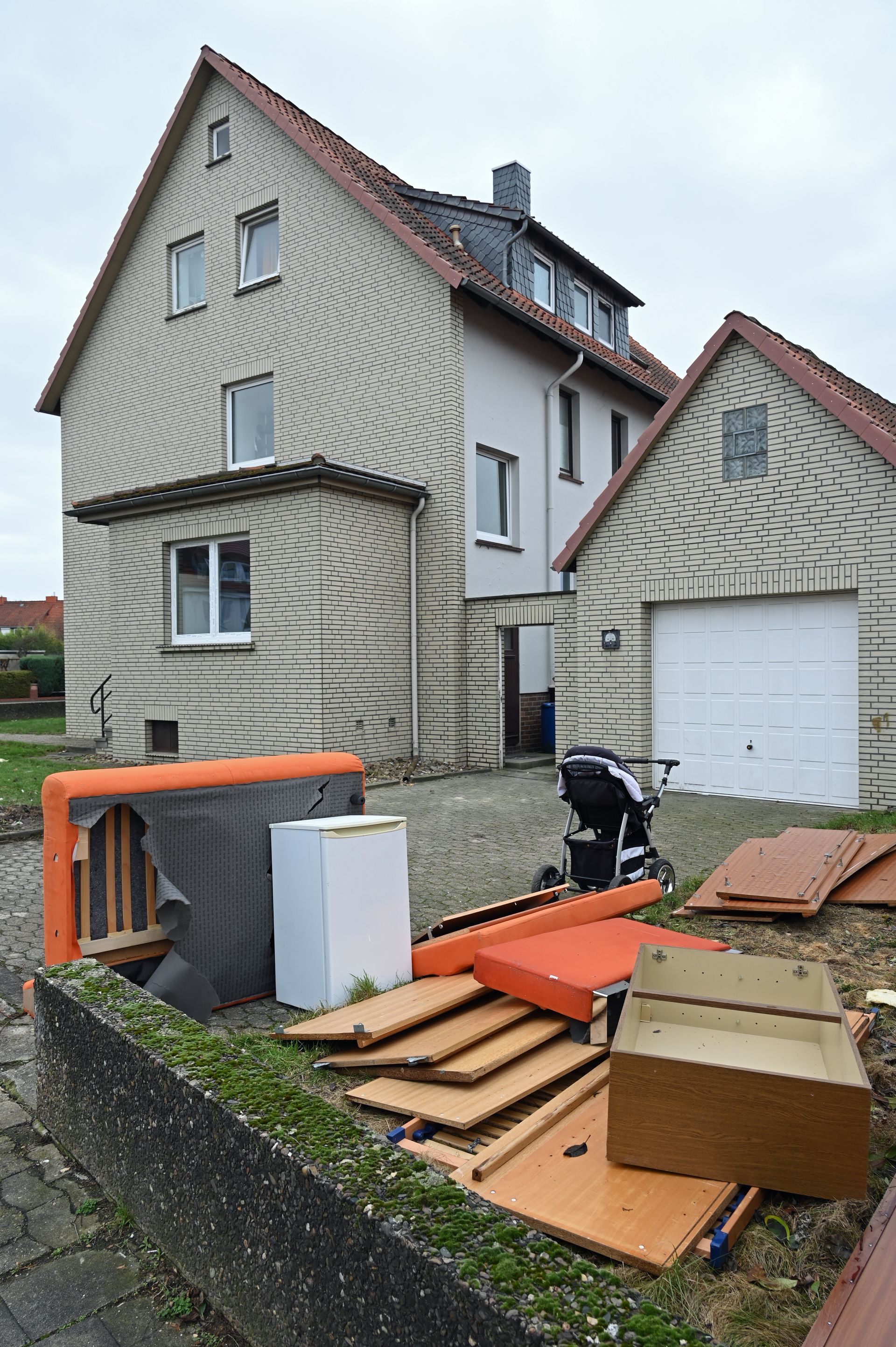 A house with a lot of junk in front of it.