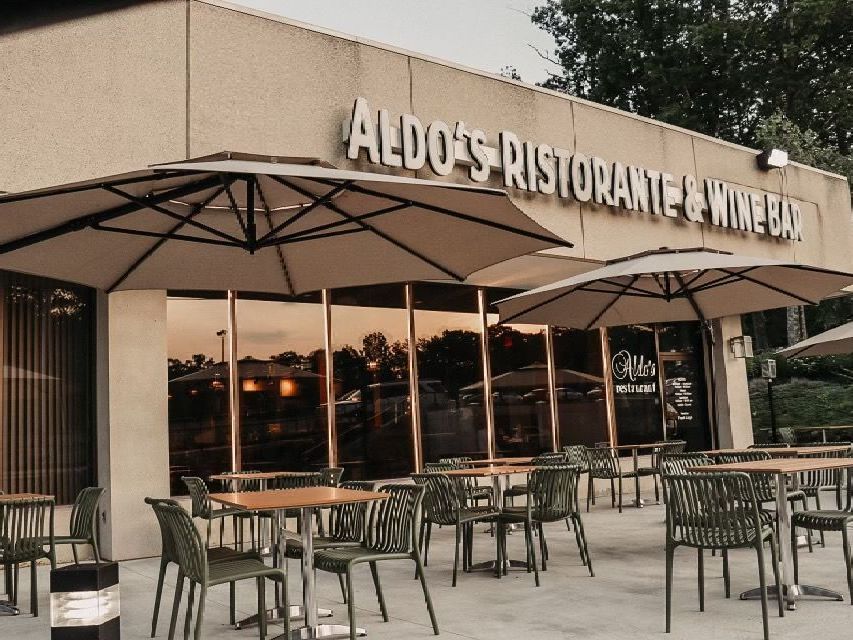 Aldo 's ristorante & wine bar has tables and chairs outside