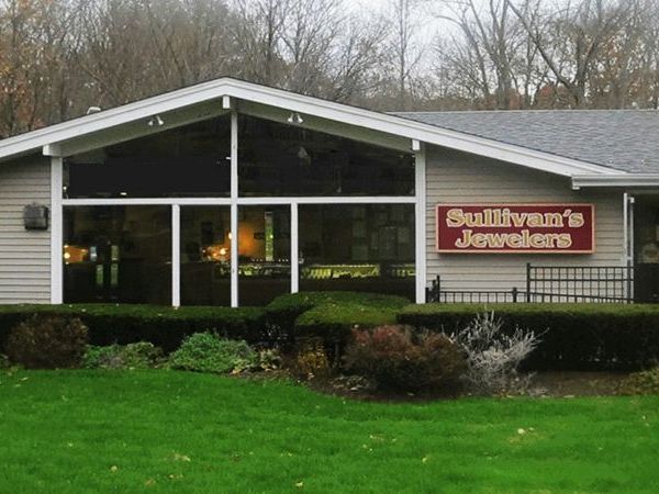 A building with a sign that says sullivan 's jewelers