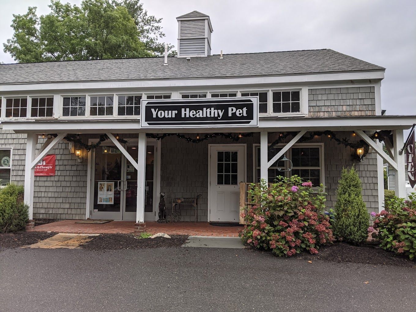 A building with a sign that says your healthy pet