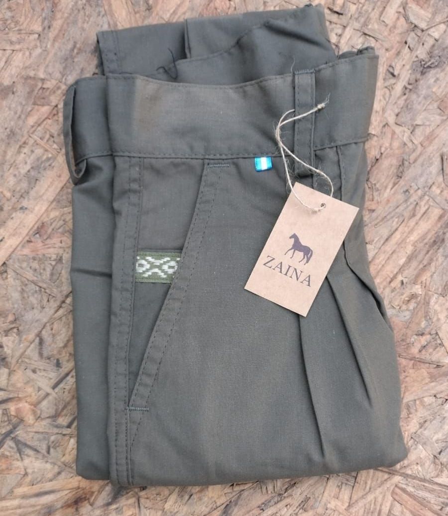 Un par de pantalones con una etiqueta que dice Zaina.