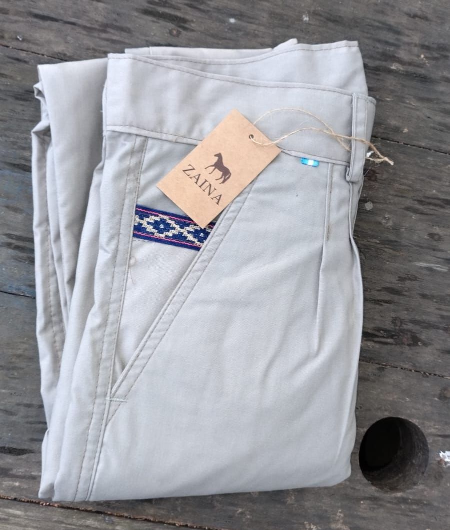Un par de pantalones con una etiqueta que dice Zara.