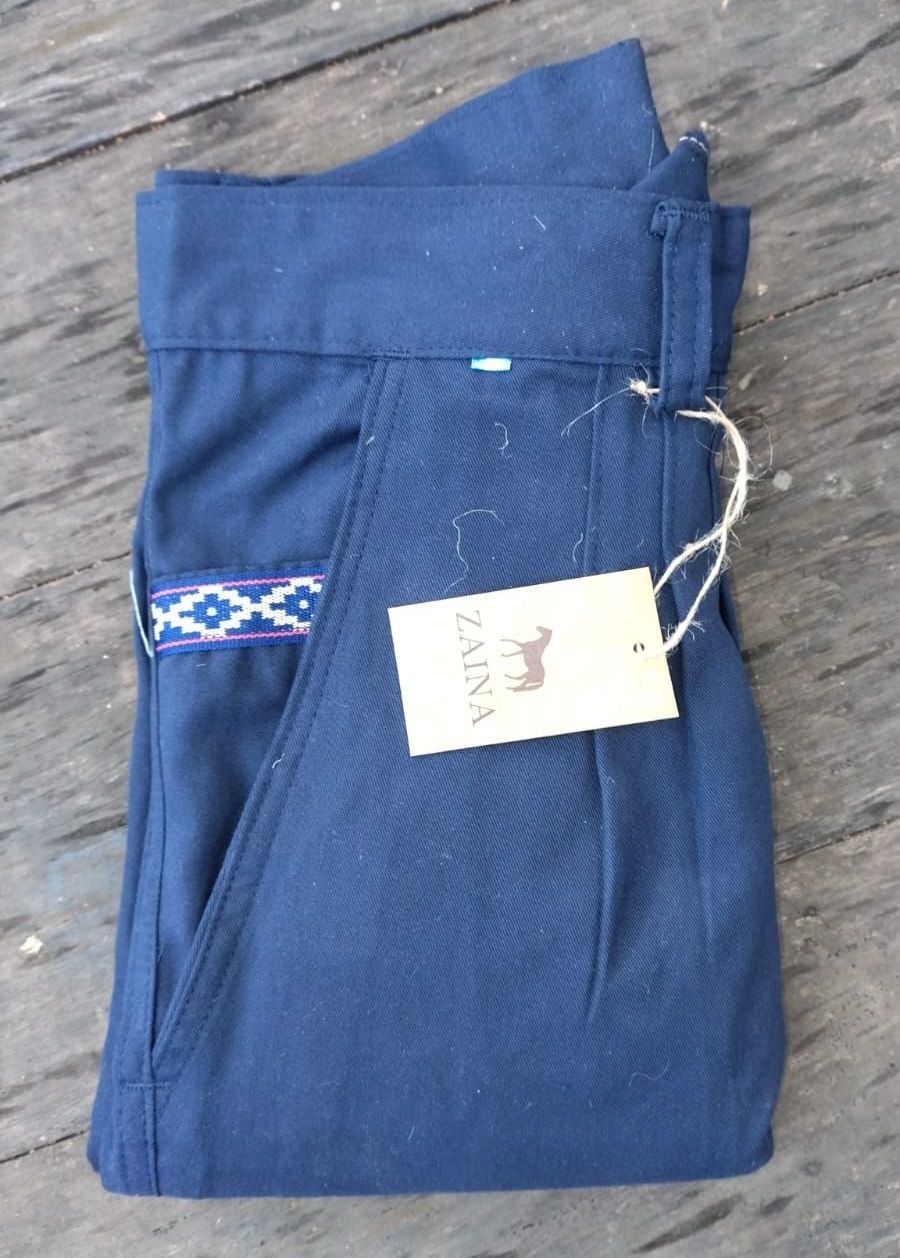 Un par de pantalones azules con una etiqueta.
