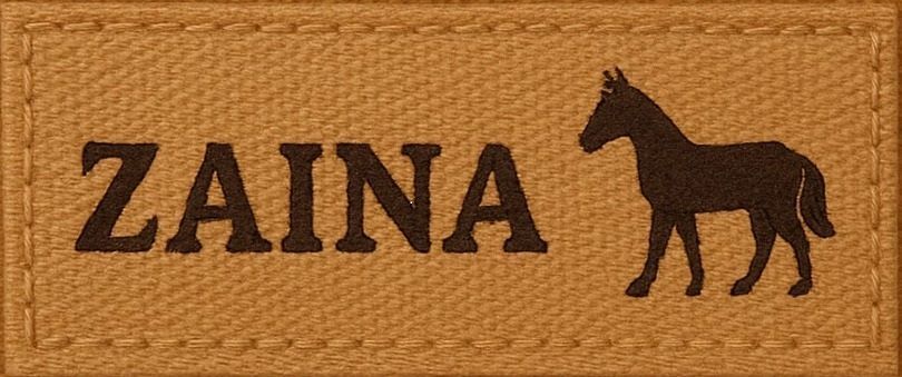 Un parche de cuero marrón con la palabra zaina y un caballo.