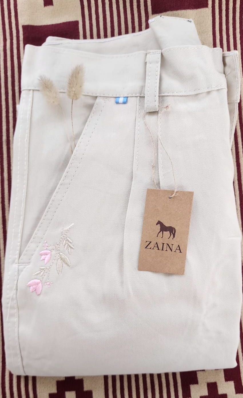 Un par de pantalones blancos con una etiqueta.