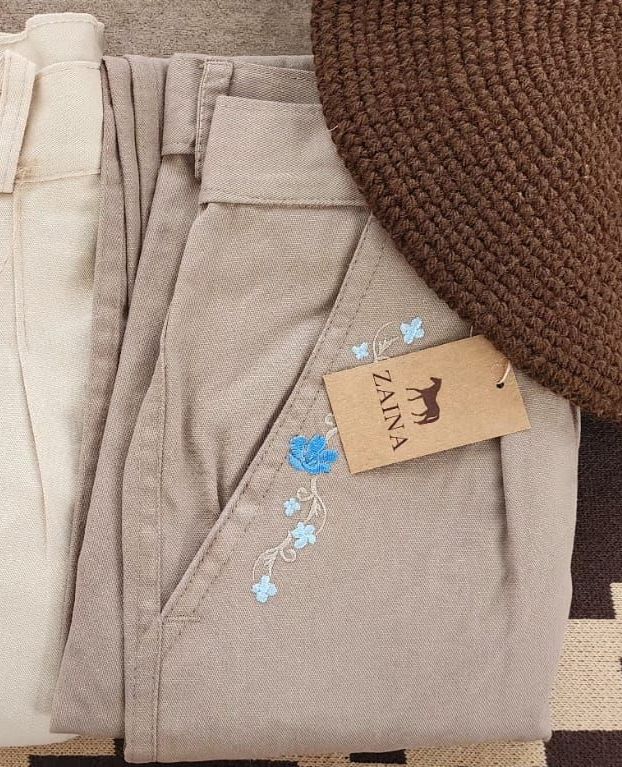 Un par de pantalones con una etiqueta que dice zaina