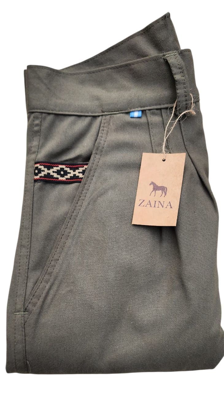 Pantalones de cuero gris con un detalle tejido en un bolsillo, una etiqueta marrón y una marca, "Zaina".