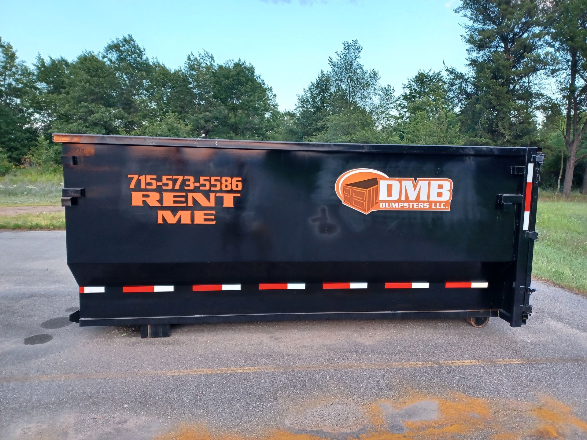 A dumpster with the word rent on it