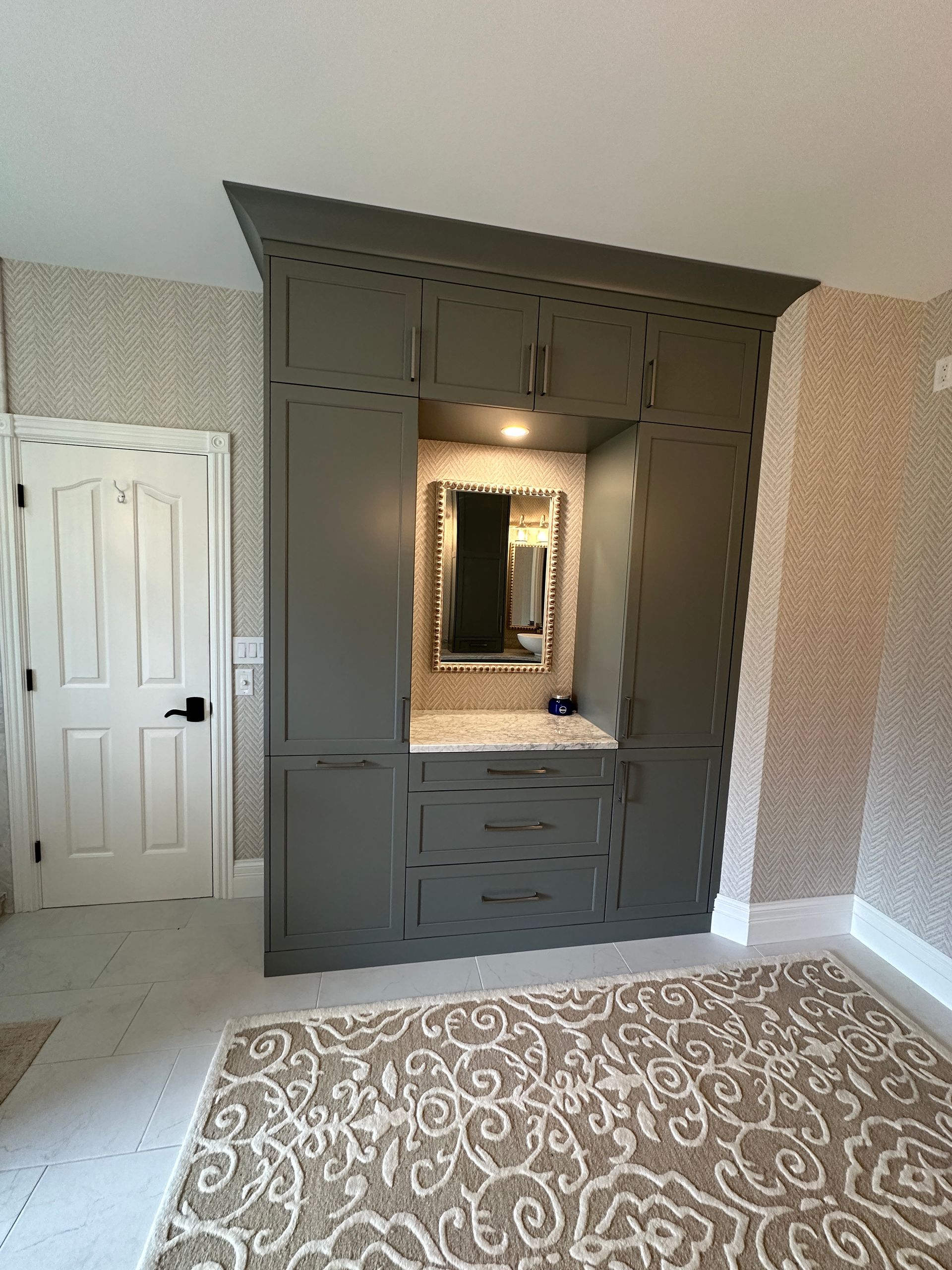 A bedroom with a large closet and a rug.