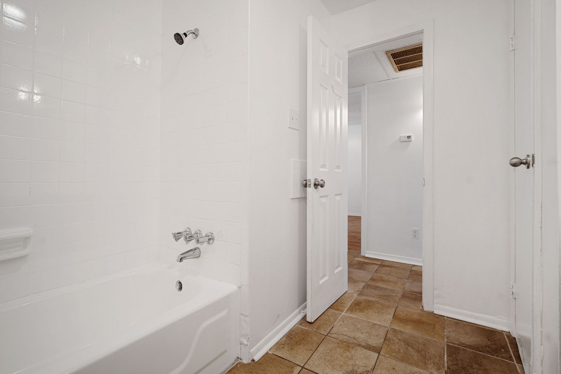 Photo showing bathtub