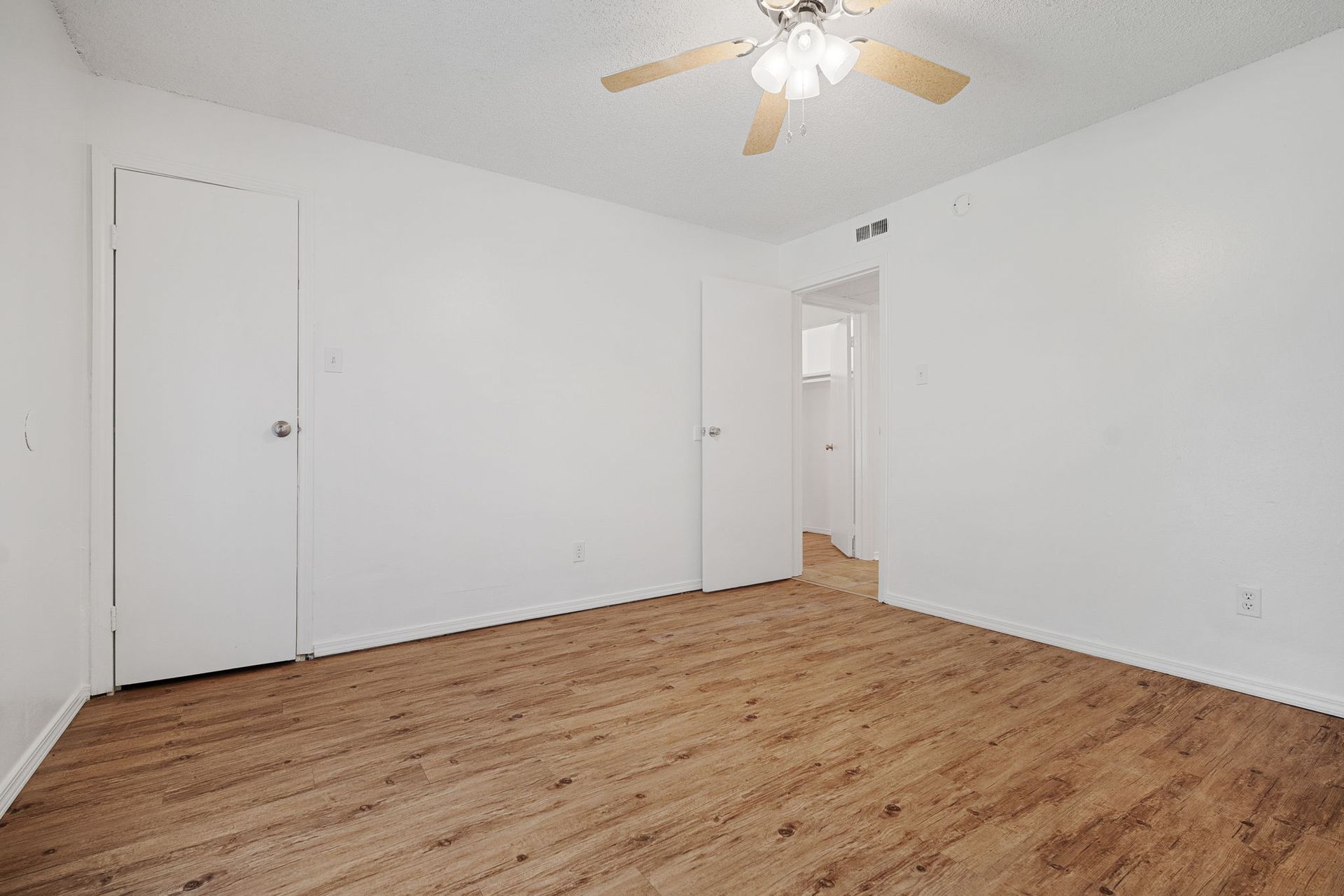 photo showing a bedroom 