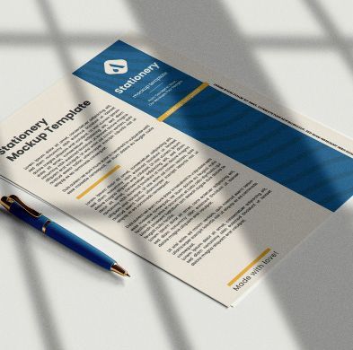 Briefpapier-Mockup mit einem blauen Stift auf weißem Untergrund, das einen Brief mit blau-gelbem Design und Text zeigt.