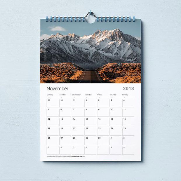 Kalender für November 2018 mit einer malerischen Straße, die zu schneebedeckten Bergen führt.