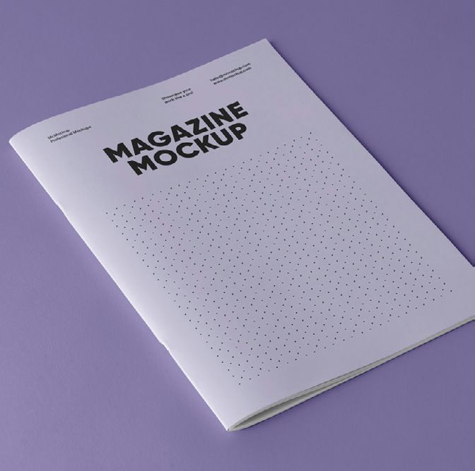 Magazin-Mockup auf lavendelfarbenem Untergrund mit dem Schriftzug „MAGAZIN-MOCKUP“ in fetter, schwarzer Schrift.