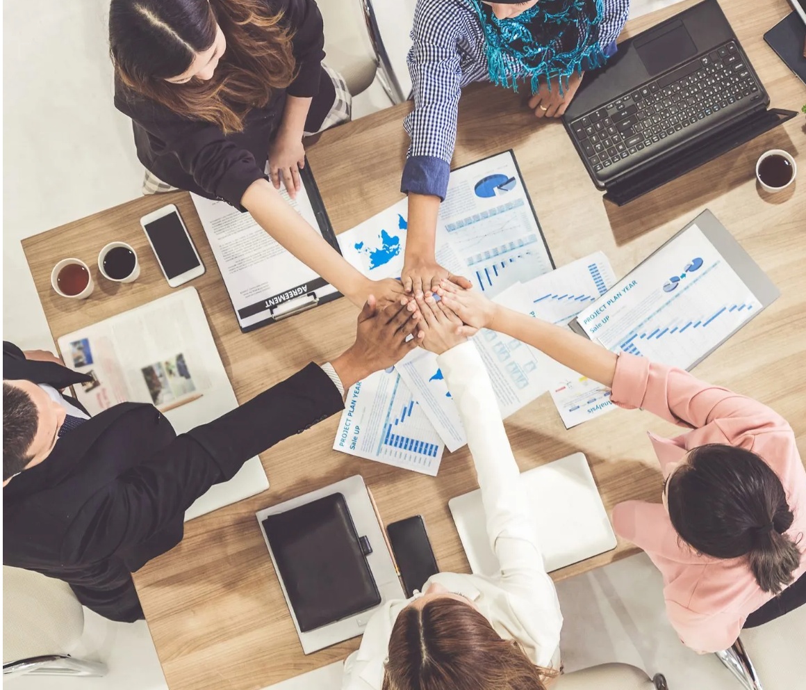 Team collaborating to align company goals using an employee engagement solution.