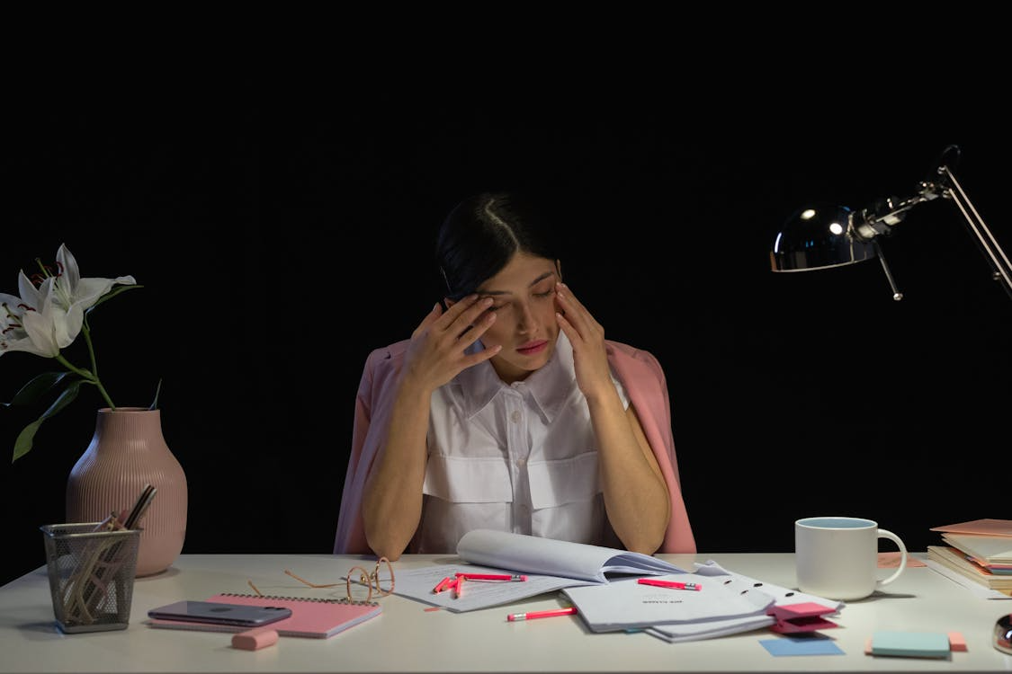 Employee experiencing burnout, a leading indicator of declining employee performance.
