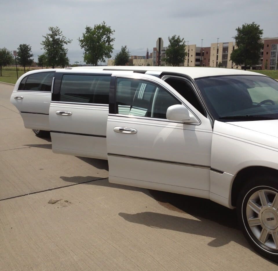white lincoln stretch limo