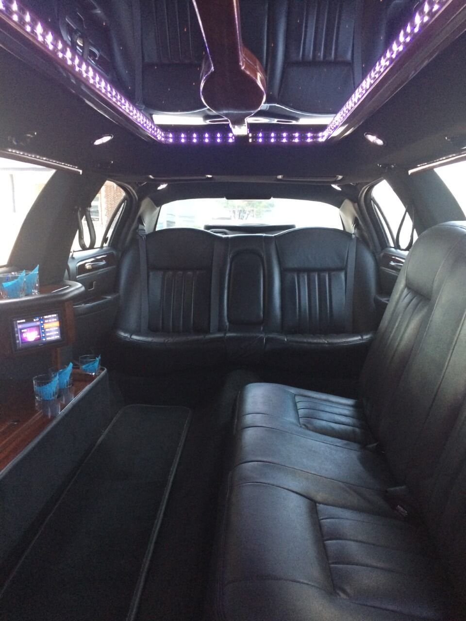 white lincoln limo