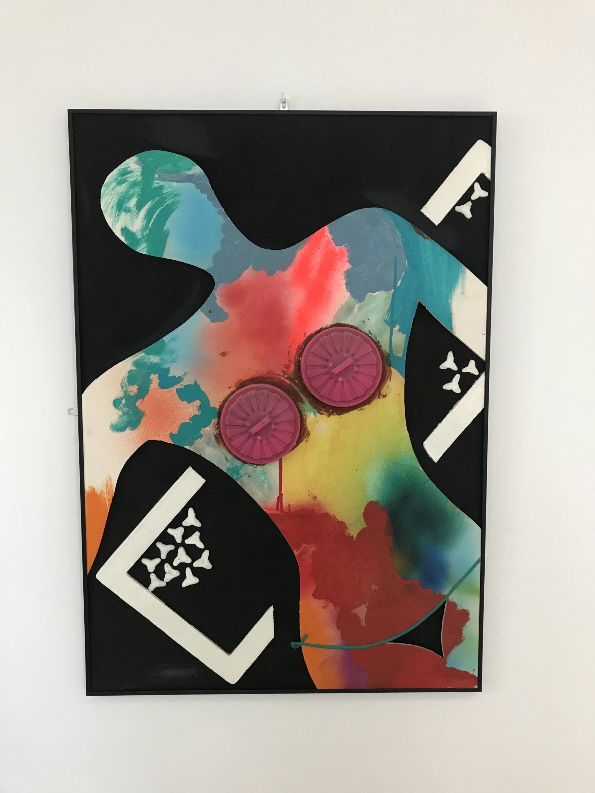 Ein buntes Gemälde mit dem Buchstaben a darauf