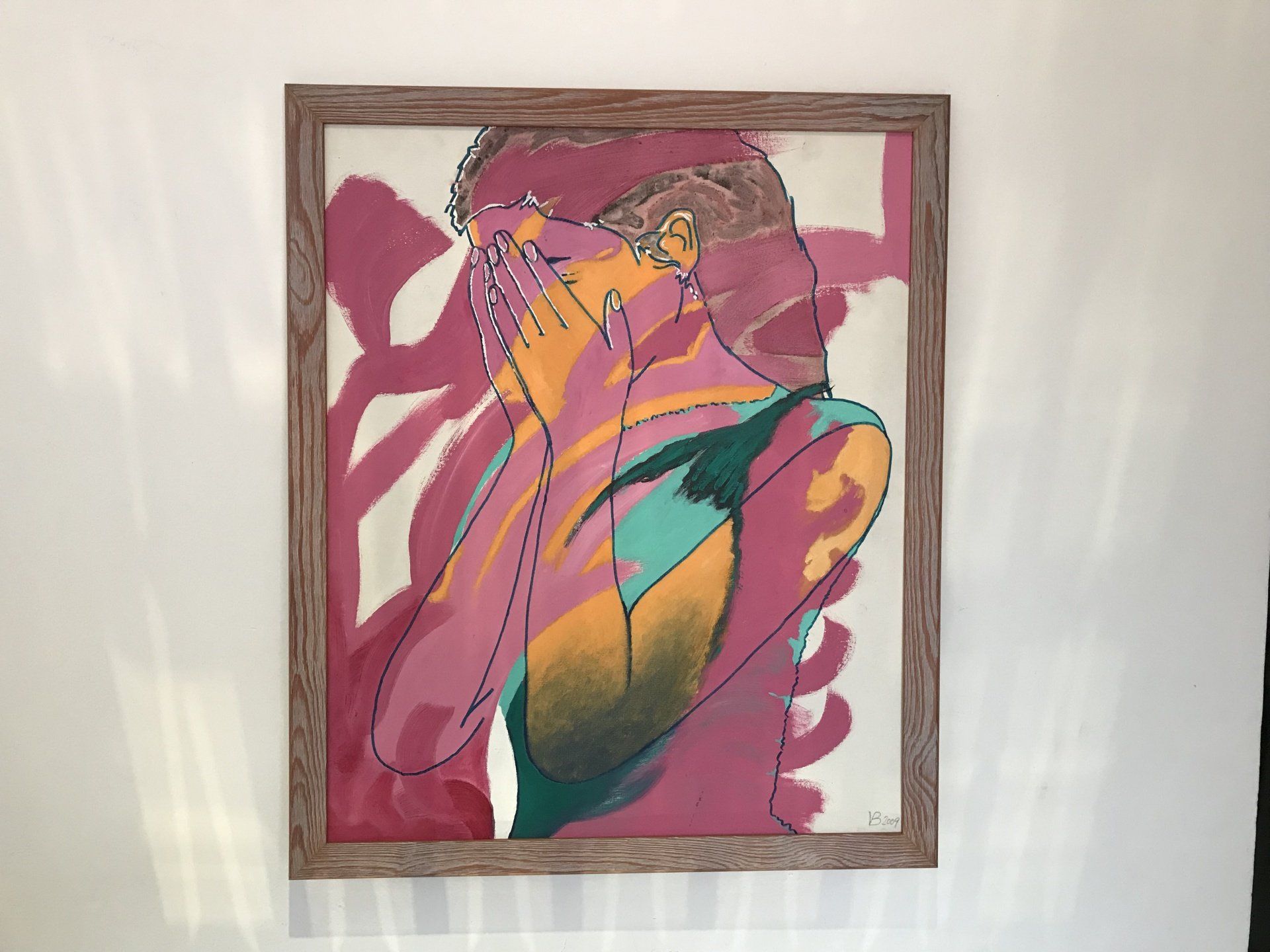 Ein gerahmtes Gemälde einer Frau, die ihr Gesicht mit den Händen bedeckt